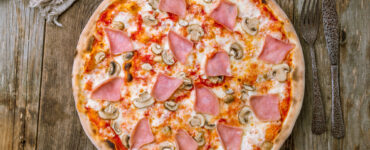 Pizza with ham and mushrooms toppings